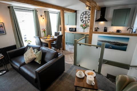 Successful Airbnb property: Hafan Fach- In the heart of Beaumaris, Anglesey in Central, East, West