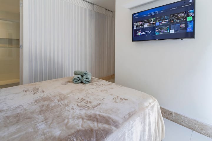 สถานที่พักผ่อนส่วนตัวของคุณ พักผ่อนบนเตียงที่สบายขณะดูภาพยนตร์และซีรีส์ที่คุณชื่นชอบบนสมาร์ททีวี ตู้เสื้อผ้าที่กว้างขวางช่วยให้มั่นใจได้ว่าจะจัดระเบียบได้อย่างสมบูรณ์สำหรับการเข้าพักของคุณ