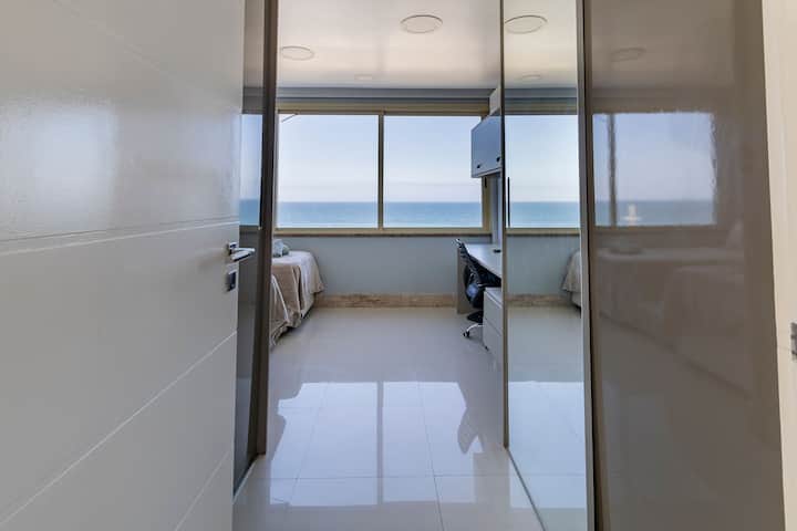 โฮมออฟฟิศของคุณในสวรรค์! ห้องพักอเนกประสงค์นี้มีพื้นที่ทำงานพร้อมวิวที่สร้างแรงบันดาลใจที่สุดที่คุณต้องการ ทำงานโดยมีท้องทะเลเป็นฉากหลัง แล้วผ่อนคลาย