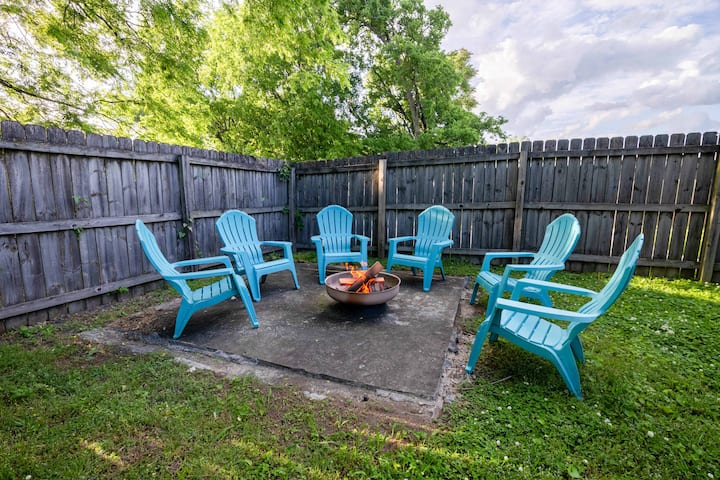 East Nash Bungalow | Fire Pit + Yard | Sleeps 6 - 納什維爾