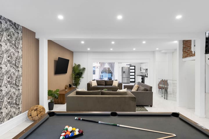 Spacious & Stylish Downtown Retreat |Hot Tub