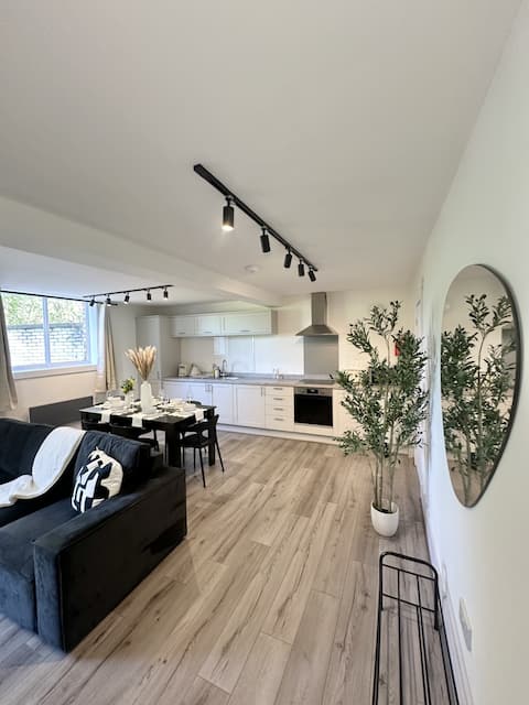 Successful Airbnb property: Reduced Rate This Week Only | Fully Furnished Stay in Brinnington And Central