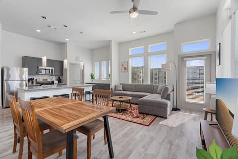 Luxury 2BD/2BA Next to Airport 4291