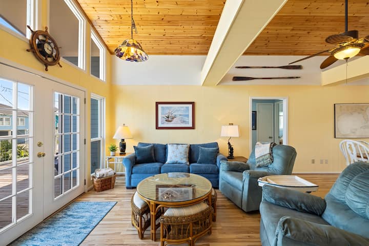 Grand salon lumineux avec des fenêtres du sol au plafond!