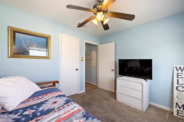 Chambre à deux lits avec télévision (applications de diffusion en continu uniquement)