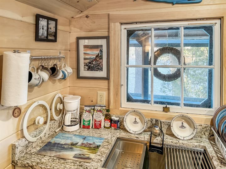 Lakefront Lighthouse Tiny Cabin @ Getogether Stays - Maine