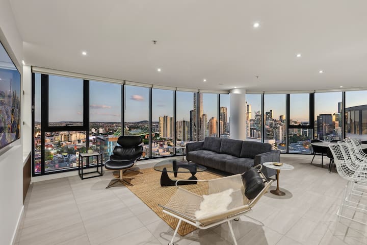Fortitude Valley 3-Bed, Top Floor + Bridge View