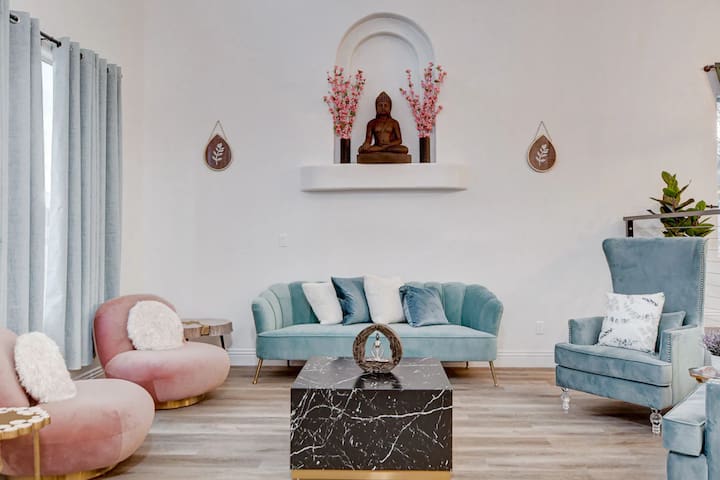 Bright & Modern Oasis | Spa, Pool, 10min to Strip