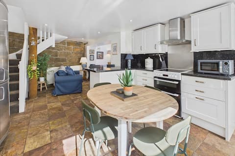 Host & Stay | Luna Cottage