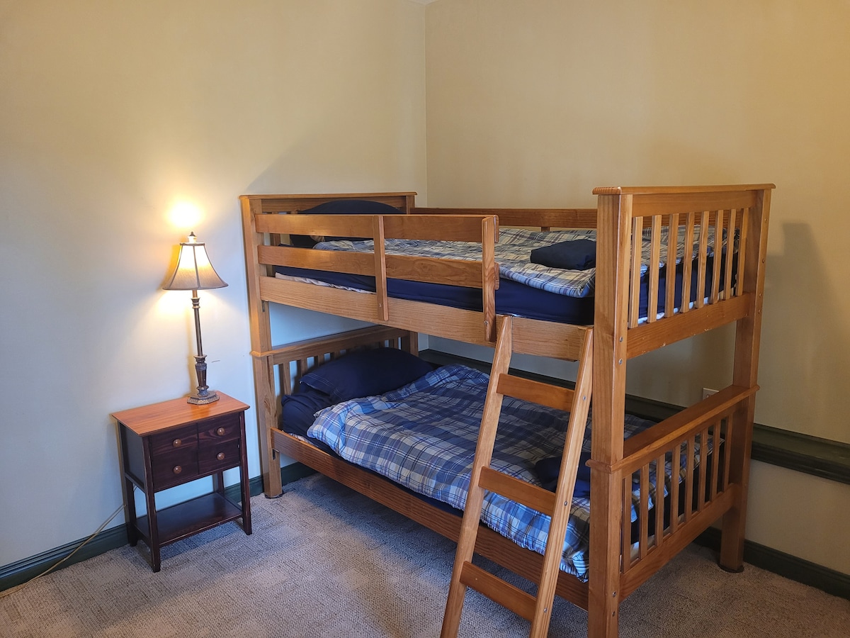 חדר שינה מס' 3 (קומה תחתונה): כולל מיטת קומותיים זוגית, שידה, ארון, שידה ליד המיטה ומנורות