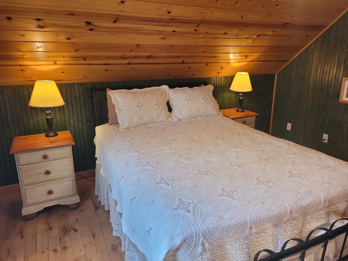 חדר שינה מס' 2 (קומה עליונה): כולל מיטת קווין סייז, כיסא, שידה, ארון, מאוורר תקרה, שידות לילה ומנורה