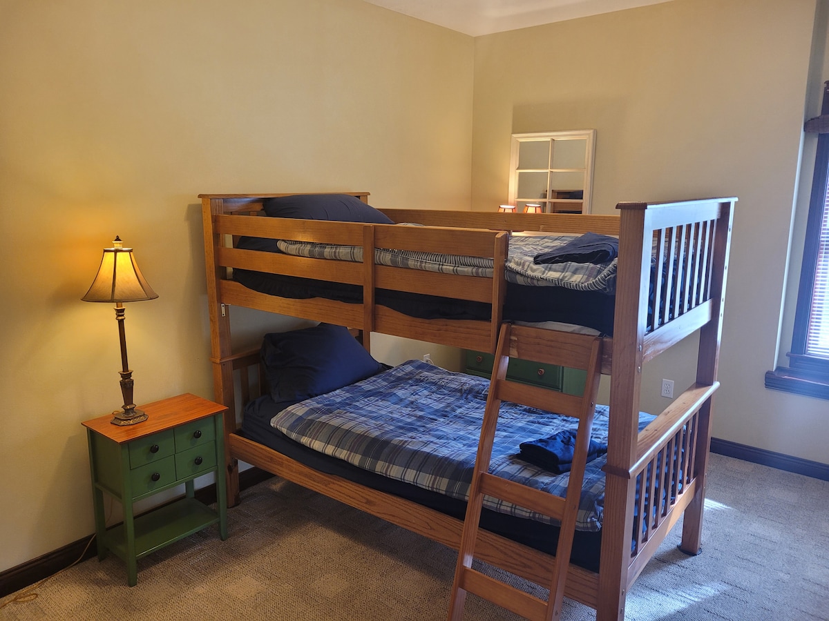 חדר שינה מס' 4 (קומה תחתונה): כולל מיטת קומותיים, שידה, ארון, שידה ליד המיטה ומנורות