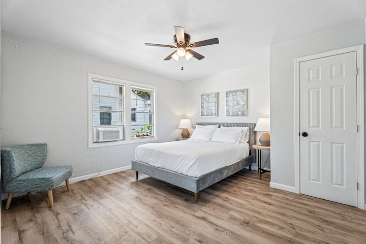 Relájate en esta tranquila habitación con una cómoda cama de matrimonio, cortinas opacas y luz natural para una estadía tranquila.