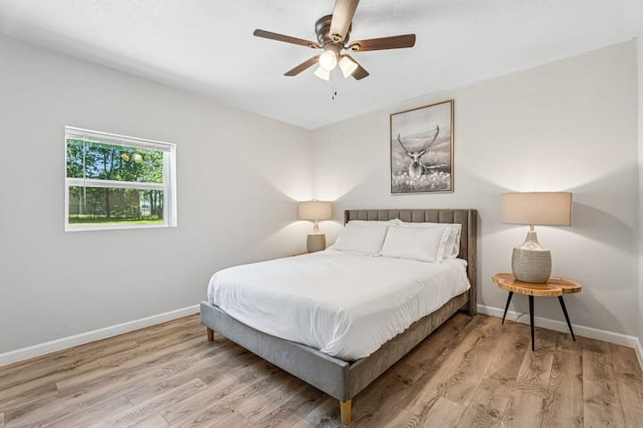 Dormitorio con cama tamaño queen y decoración serena: relájate en esta lujosa cama tamaño queen enmarcada por tonos relajantes e iluminación cálida, perfecta para un sueño tranquilo.