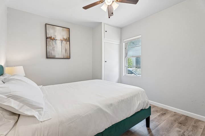 Acogedora habitación con amplia luz natural: este refugio minimalista ofrece una cama cómoda, toques artísticos y vistas encantadoras del barrio.