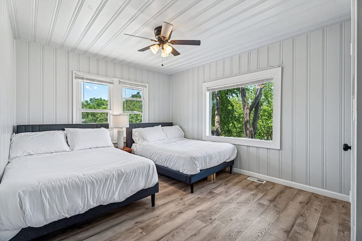 Dos lujosas camas con vistas de ensueño, perfectas para familias o grupos que buscan un espacio de sueño elegante y reparador