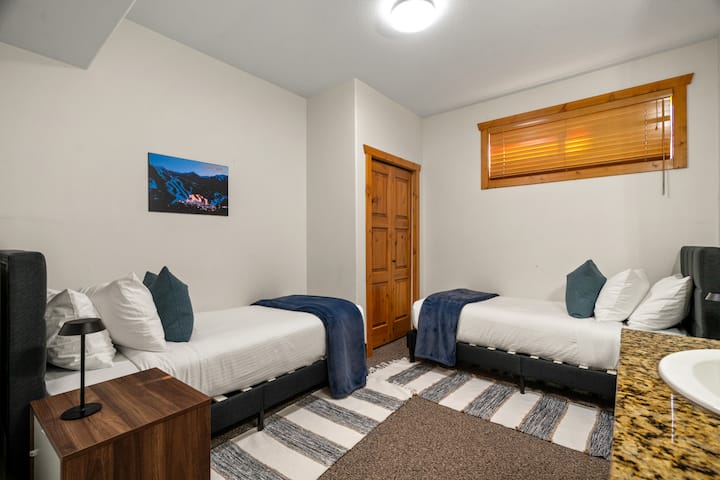 ห้องนอนที่ 8 ตั้งอยู่ชั้นล่าง มีเตียงเดี่ยวสอง (x2) เตียงและห้องน้ำในตัวที่ใช้ร่วมกับห้องนอน #7