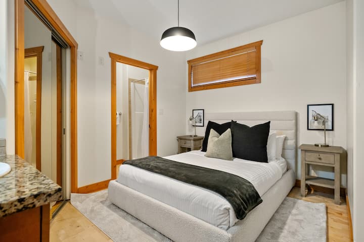 ห้องนอนที่สี่ตั้งอยู่ชั้นล่าง มีเตียงควีนไซส์และห้องน้ำในตัวเต็มรูปแบบ