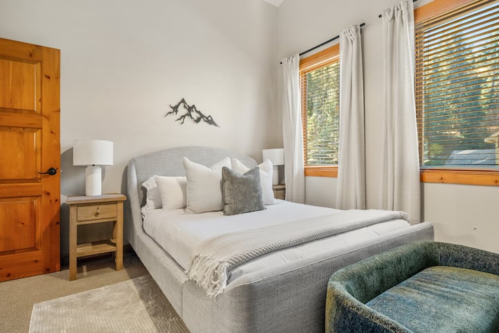 ห้องนอนที่ 3 ตั้งอยู่ชั้นบน มีเตียงควีนไซส์ สมาร์ททีวี และห้องน้ำส่วนตัวในตัว