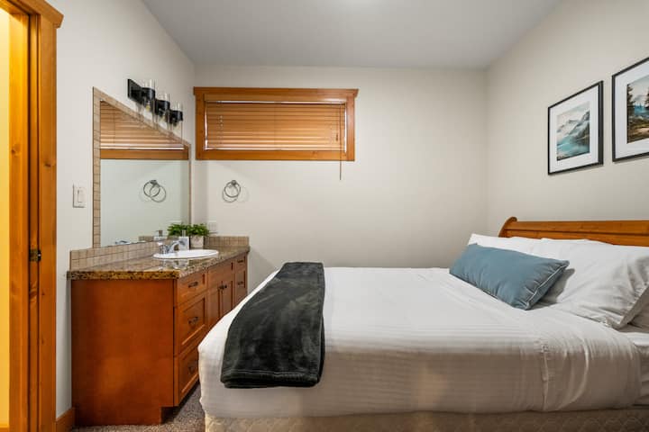 ห้องนอนที่ 7 ตั้งอยู่ชั้นล่าง มีเตียงควีนไซส์และห้องน้ำในตัวที่ใช้ร่วมกับห้องนอนที่ 8