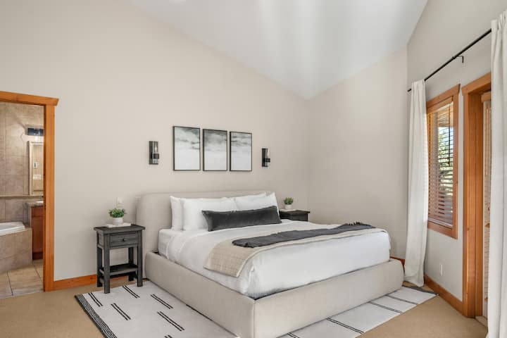 ห้องนอนหลักตั้งอยู่ชั้นบนพร้อมเตียงคิงไซส์ ระเบียงส่วนตัว และห้องน้ำในตัวเต็มรูปแบบ