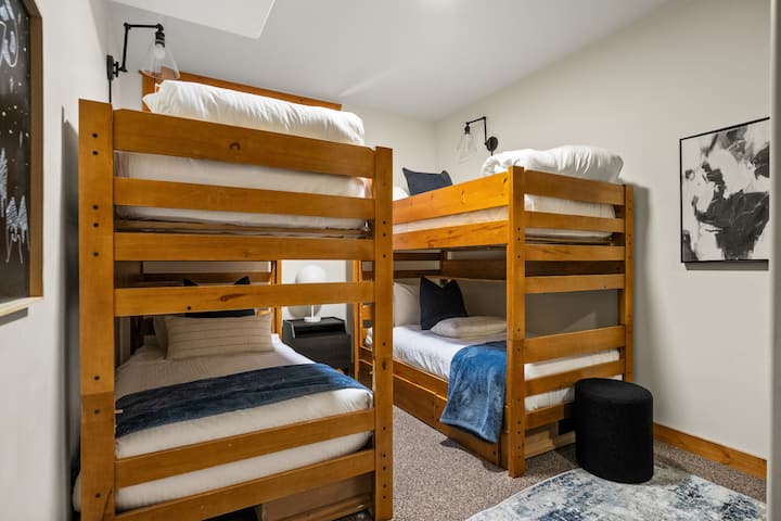 ห้องนอนหกตั้งอยู่ชั้นล่างมีเตียงสองชั้นสองเตียง (x2)