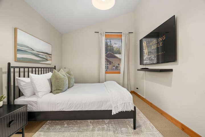 ห้องนอนที่สองตั้งอยู่ชั้นบน มีเตียงควีนไซส์ สมาร์ททีวี และห้องน้ำส่วนตัวในห้องพัก