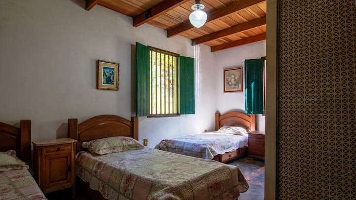 En la habitación 2 hay 4 camas individuales.