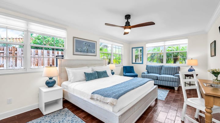 Relájate en la espaciosa suite principal con una lujosa cama tamaño king, acogedora zona de estar, televisor inteligente y baño privado con un rincón de lavandería contiguo. La habitación está llena de luz natural e incluye una consola de escritorio dedicada, perfecta para el control remoto.