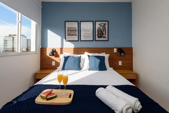 Descansa bien en una cama cómoda con sábanas de calidad y aire acondicionado.