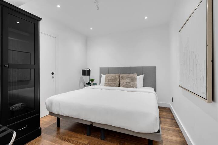 Designer Penthouse|2-Level Loft+Free Parking gallery image 5