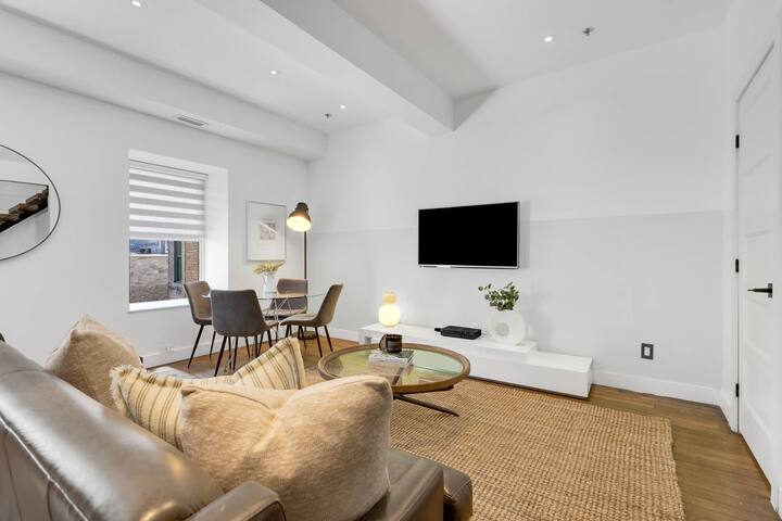 Designer Penthouse|2-Level Loft+Free Parking gallery image 2