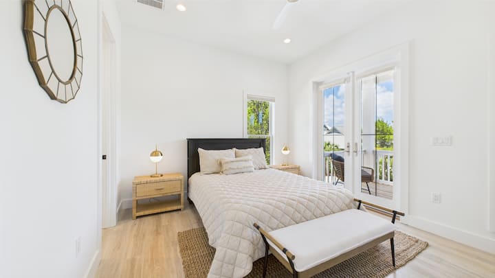 غرفة نوم ثالثة مع تلفزيون بسرير كوين وحمام داخلي مشترك