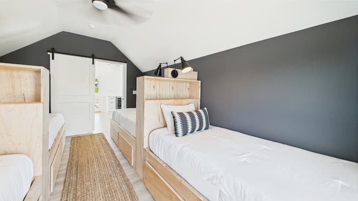 غرفة نوم رابعة مع أربعة أسرّة مزدوجة وإمكانية الوصول إلى الشرفة