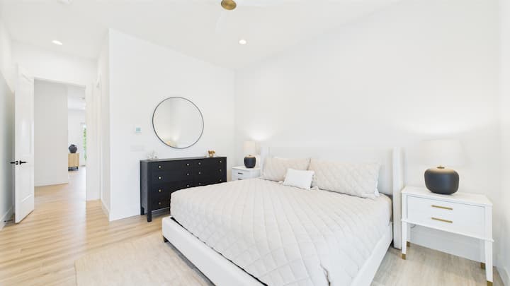 غرفة نوم رئيسية مع تلفزيون بسرير كينج وحمام داخلي