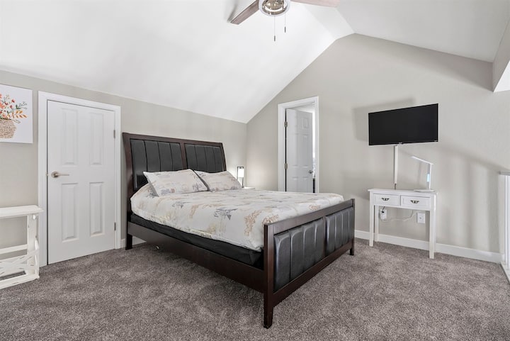 Насладете се на върховния комфорт и лукс на лофт спалнята, която разполага с легло с размер Queen size и плюшено спално бельо за спокоен и подмладяващ сън.