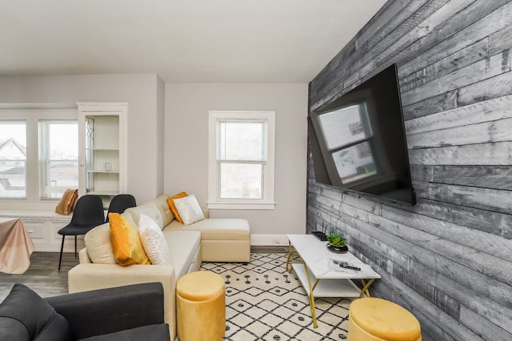 Chic 3 Bedroom Close To I-90, Downtown & Lake Erie - Cleveland, OH