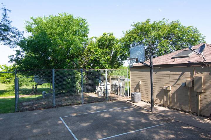 Lakeside Retreat: Pool, Fishing, RV & Family Fun! gallery image 4