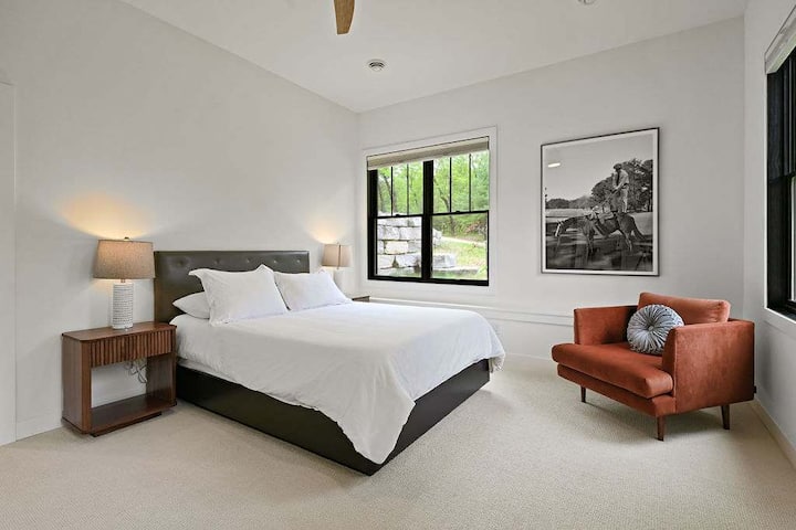 بياضات ناعمة ووسائد فخمة للراحة