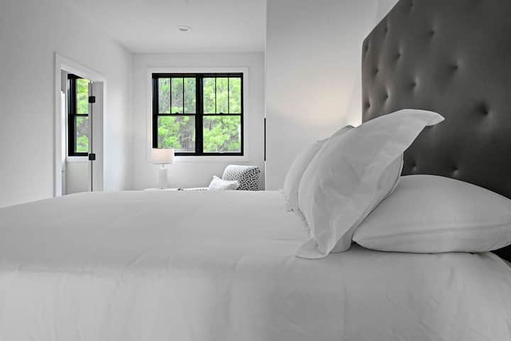 بياضات ناعمة ووسائد فخمة للراحة