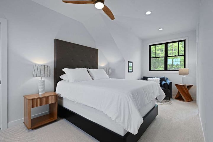 بياضات ناعمة ووسائد فخمة للراحة