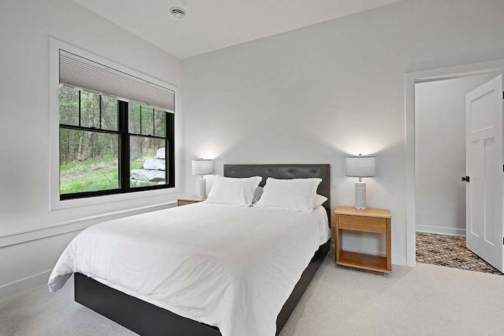 بياضات ناعمة ووسائد فخمة للراحة