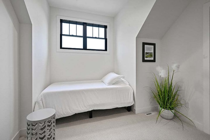 بياضات ناعمة ووسائد فخمة للراحة