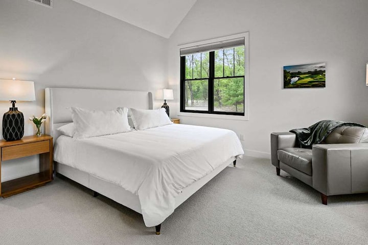 بياضات ناعمة ووسائد فخمة للراحة