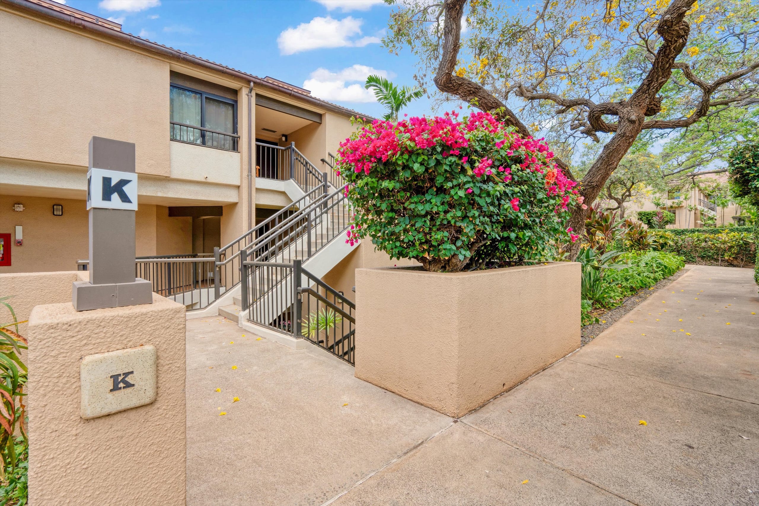 Condo in Lahaina · ★4.89 · 2 bedrooms · 4 beds · 2 baths - Image 32