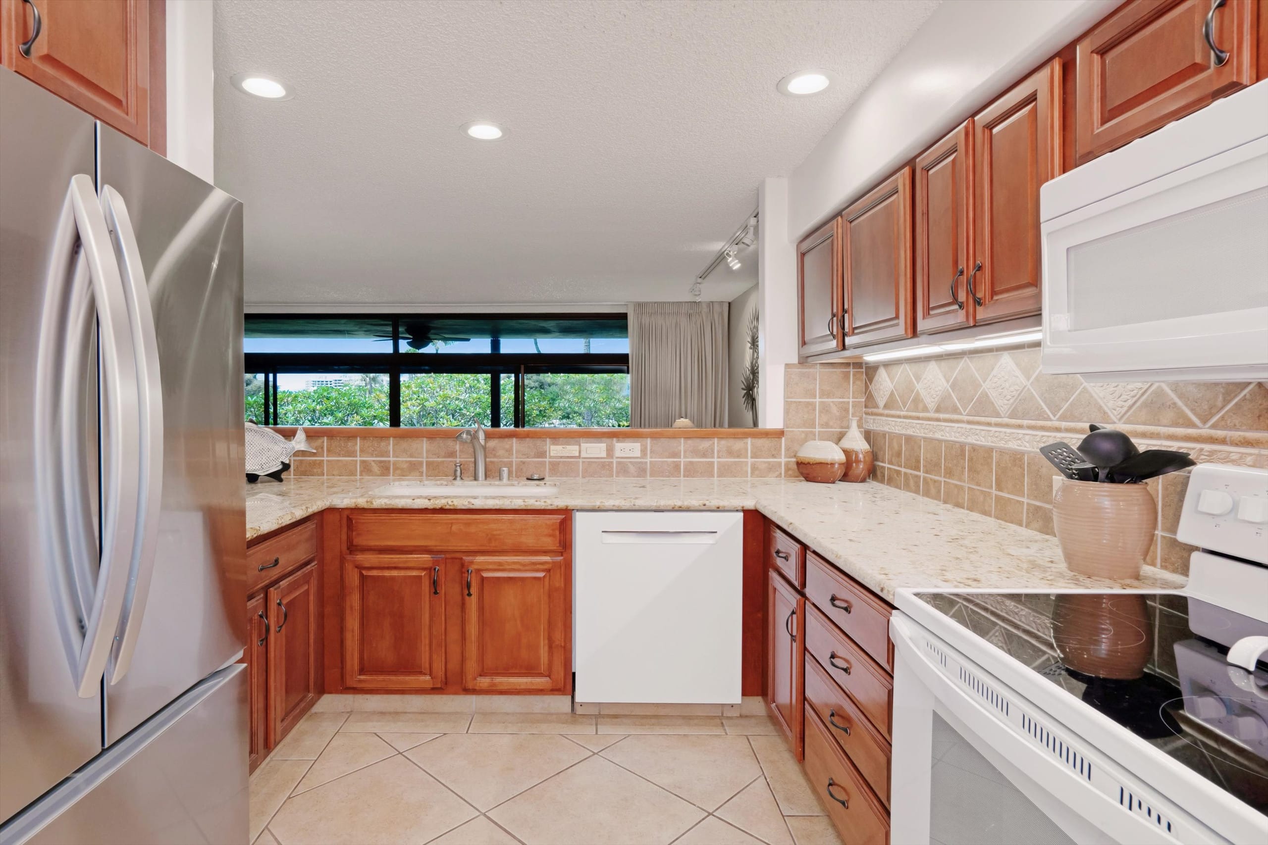 Condo in Lahaina · ★4.89 · 2 bedrooms · 4 beds · 2 baths - Image 16