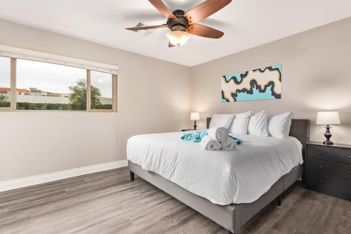 Primárna spálňa, manželská posteľ, vlastná kúpeľňa 1