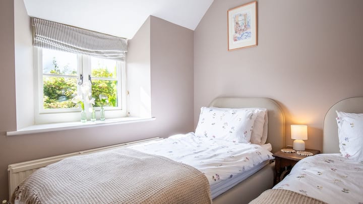 La camera da letto numero 2 dispone di letti singoli ed è luminosa e ariosa