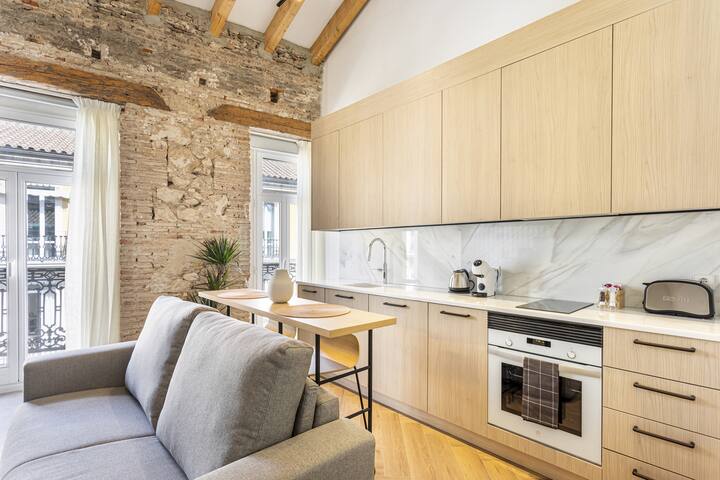 N7. Stunning Duplex in the City Center gallery image 4