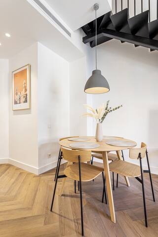 N7. Stunning Duplex in the City Center gallery image 5